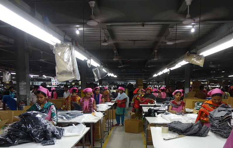 Des femmes au travail dans une usine de jeans