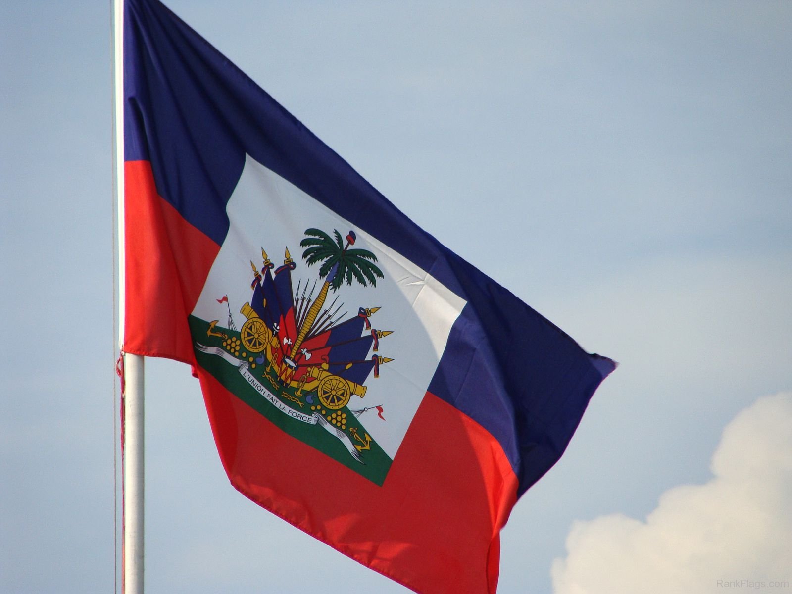 Drapeau Haïti et ciel